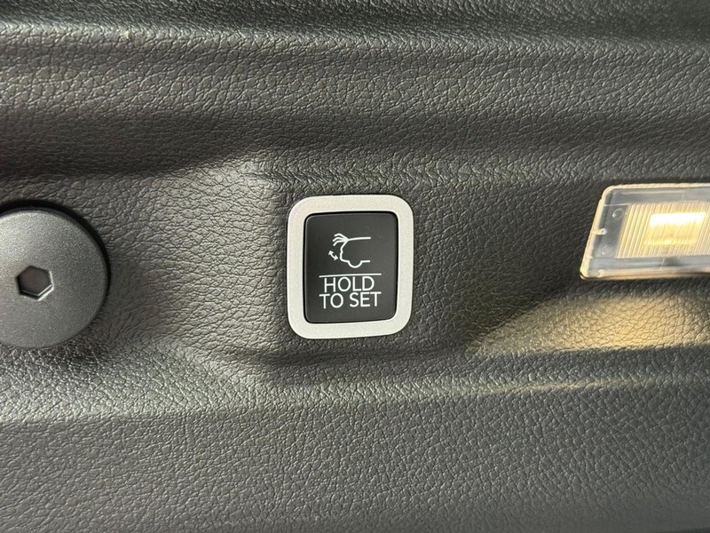 Jeep Grand Cherokee L Vehicle Full-screen Gallery Image 8