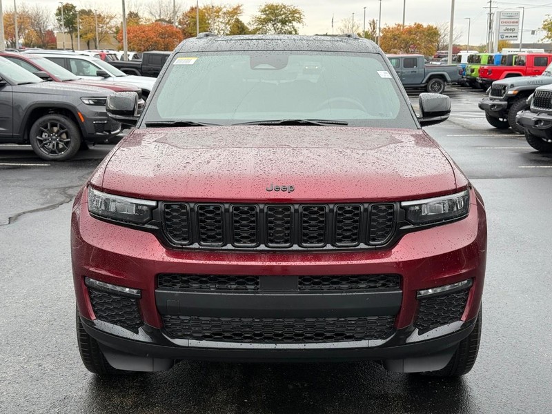 Jeep Grand Cherokee L Vehicle Full-screen Gallery Image 11