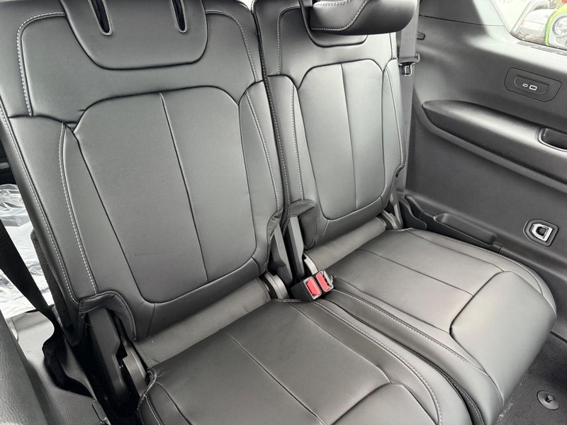 Jeep Grand Cherokee L Vehicle Full-screen Gallery Image 12