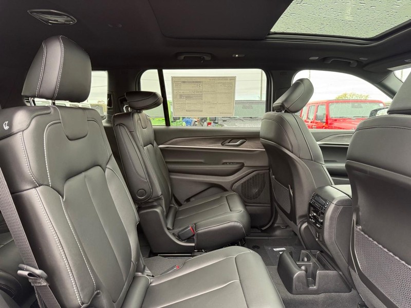 Jeep Grand Cherokee L Vehicle Full-screen Gallery Image 13