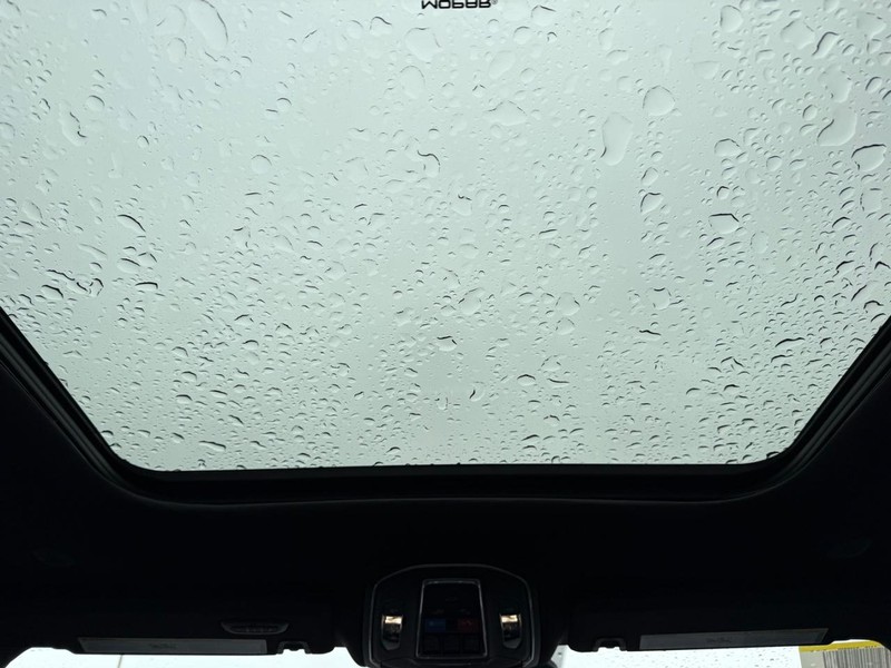 Jeep Grand Cherokee L Vehicle Full-screen Gallery Image 15