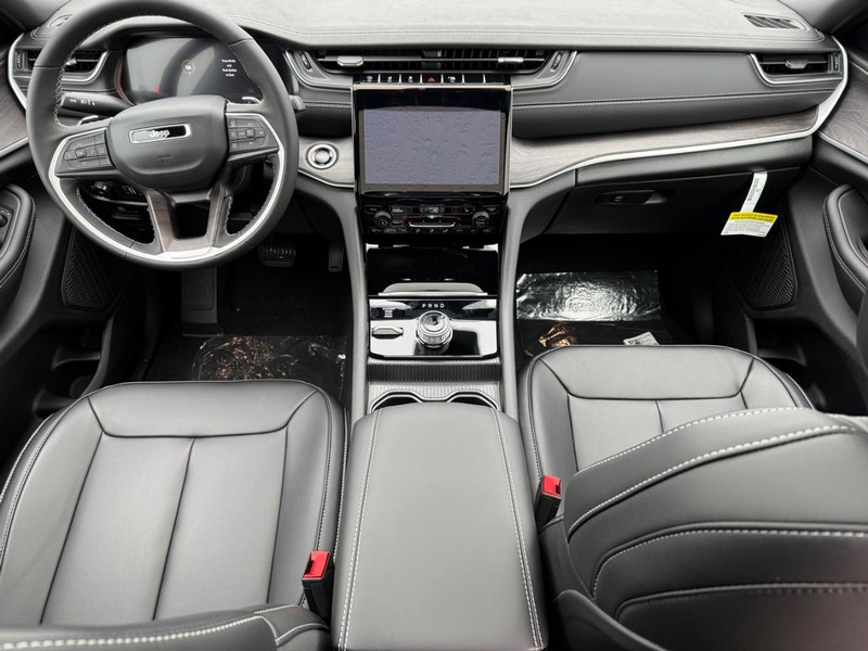 Jeep Grand Cherokee L Vehicle Full-screen Gallery Image 16