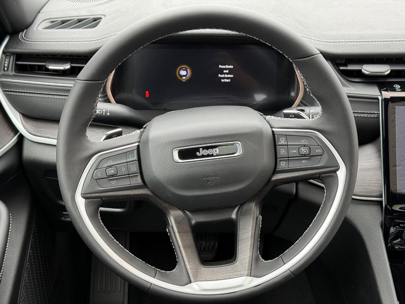 Jeep Grand Cherokee L Vehicle Full-screen Gallery Image 17