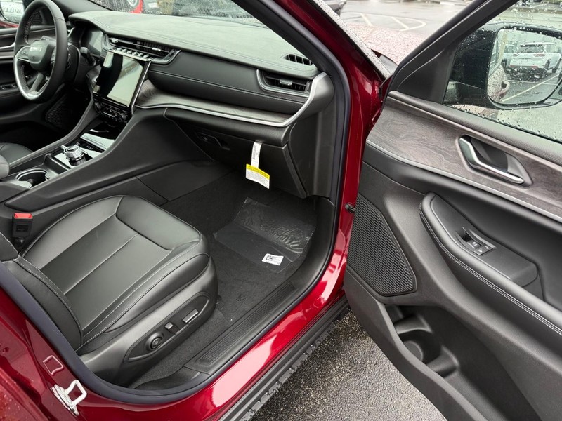 Jeep Grand Cherokee L Vehicle Full-screen Gallery Image 18