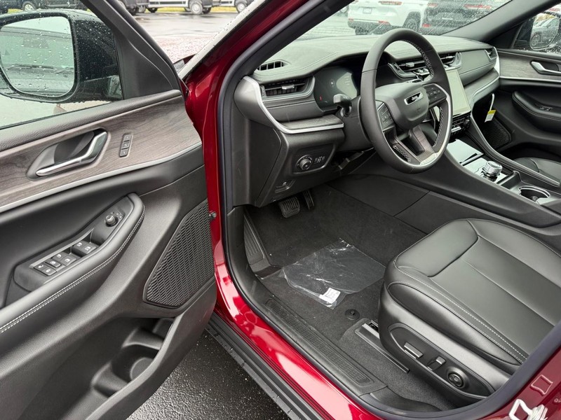 Jeep Grand Cherokee L Vehicle Full-screen Gallery Image 20