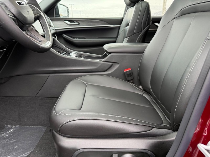 Jeep Grand Cherokee L Vehicle Full-screen Gallery Image 21