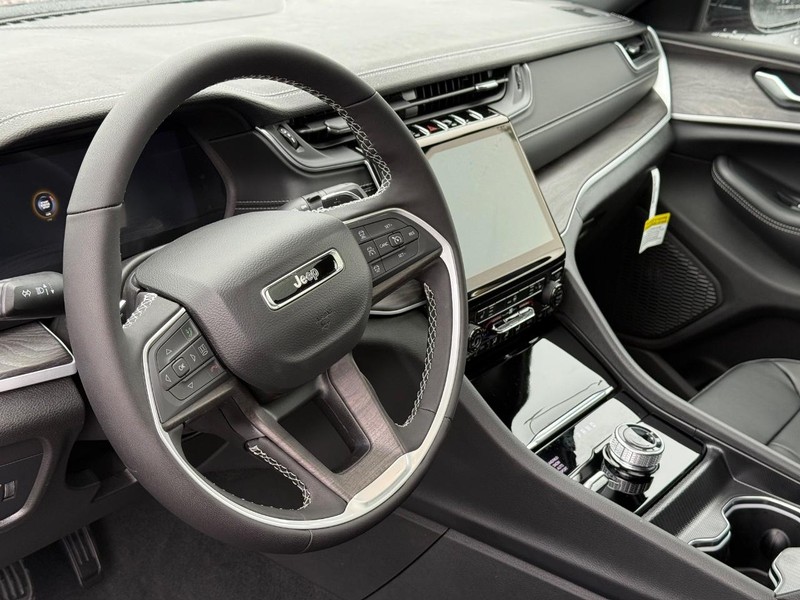 Jeep Grand Cherokee L Vehicle Full-screen Gallery Image 22