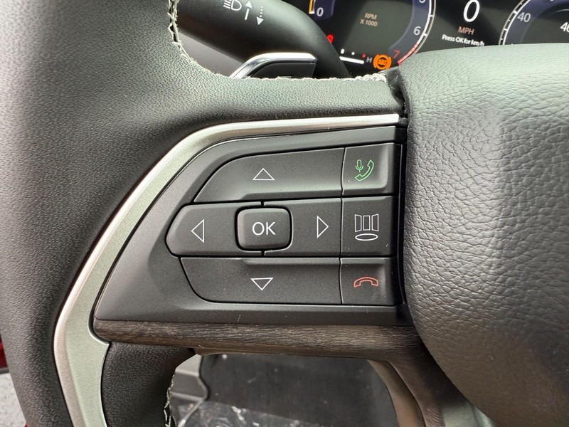 Jeep Grand Cherokee L Vehicle Full-screen Gallery Image 23