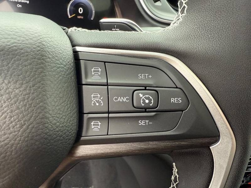 Jeep Grand Cherokee L Vehicle Full-screen Gallery Image 24