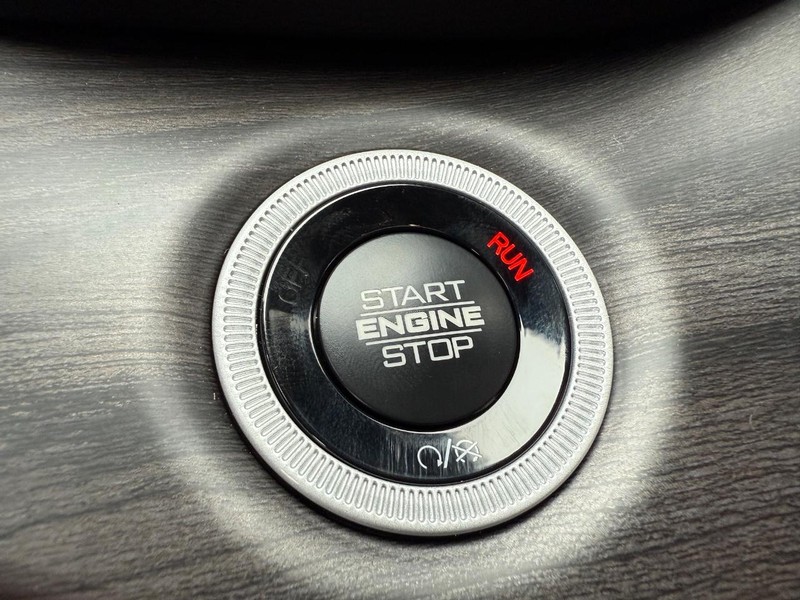 Jeep Grand Cherokee L Vehicle Full-screen Gallery Image 25