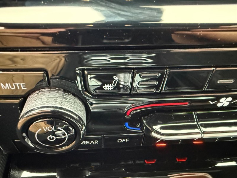 Jeep Grand Cherokee L Vehicle Full-screen Gallery Image 26