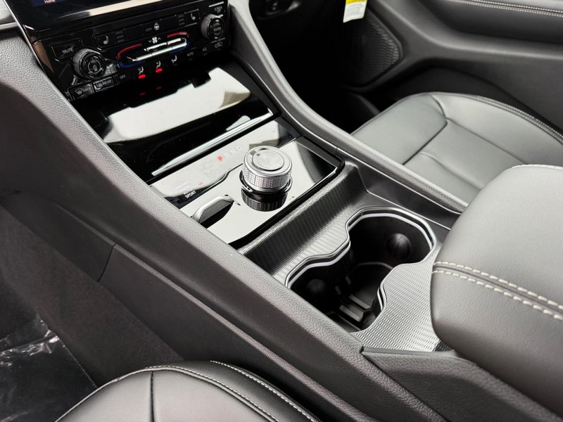 Jeep Grand Cherokee L Vehicle Full-screen Gallery Image 30