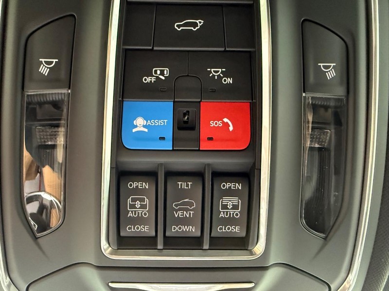 Jeep Grand Cherokee L Vehicle Full-screen Gallery Image 32