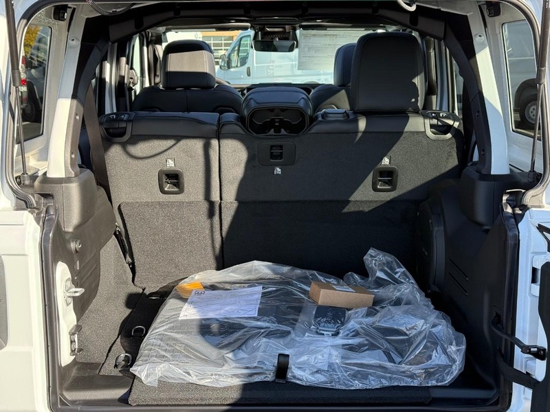 Jeep Wrangler Vehicle Full-screen Gallery Image 7