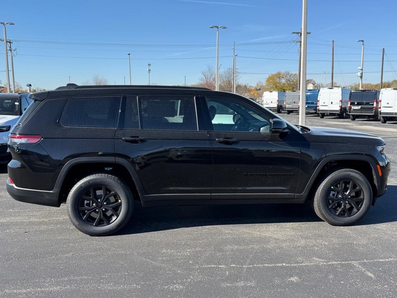 Jeep Grand Cherokee L Vehicle Full-screen Gallery Image 2