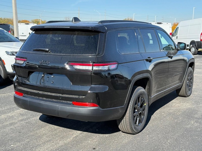 Jeep Grand Cherokee L Vehicle Full-screen Gallery Image 3