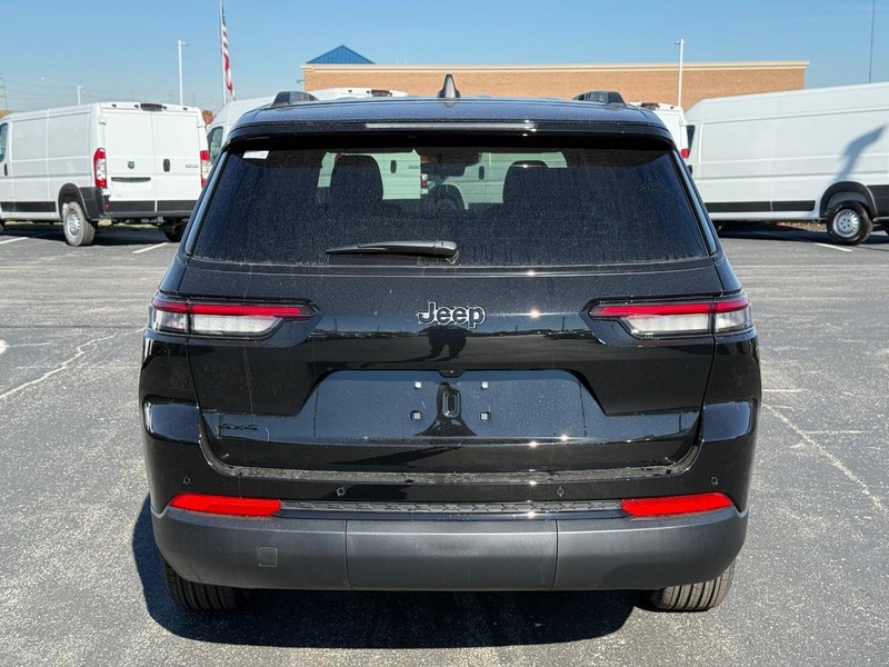 Jeep Grand Cherokee L Vehicle Full-screen Gallery Image 4