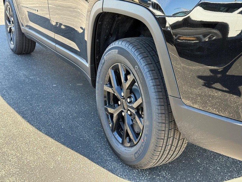 Jeep Grand Cherokee L Vehicle Full-screen Gallery Image 6