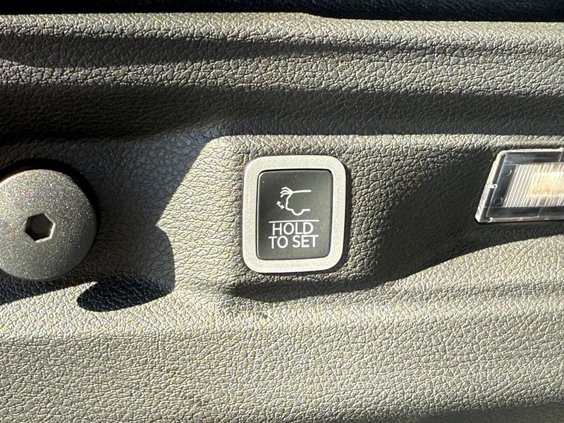 Jeep Grand Cherokee L Vehicle Full-screen Gallery Image 8