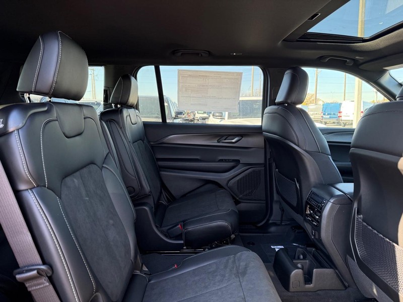 Jeep Grand Cherokee L Vehicle Full-screen Gallery Image 11