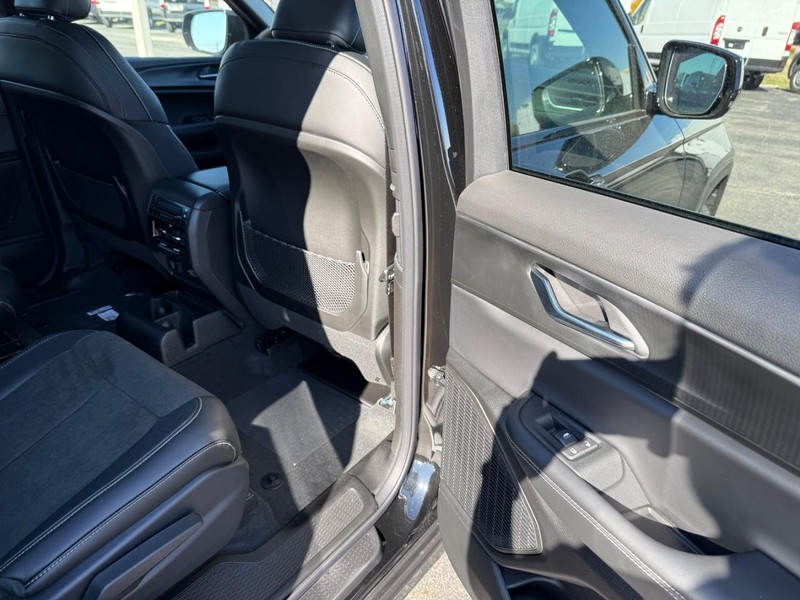 Jeep Grand Cherokee L Vehicle Full-screen Gallery Image 12