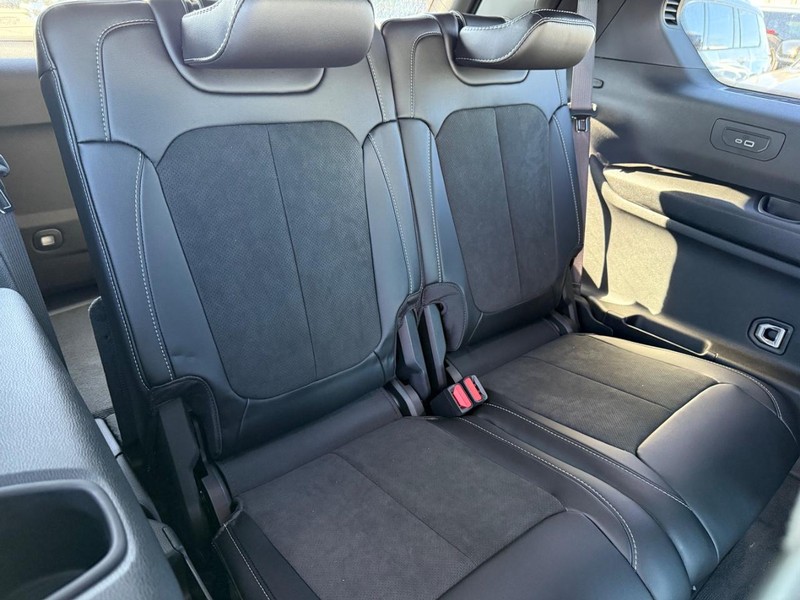 Jeep Grand Cherokee L Vehicle Full-screen Gallery Image 13