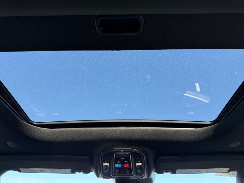 Jeep Grand Cherokee L Vehicle Full-screen Gallery Image 14