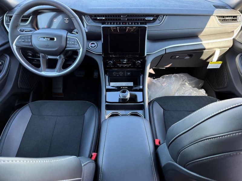 Jeep Grand Cherokee L Vehicle Full-screen Gallery Image 15