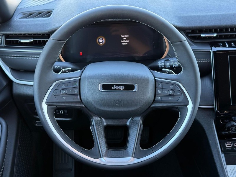 Jeep Grand Cherokee L Vehicle Full-screen Gallery Image 16