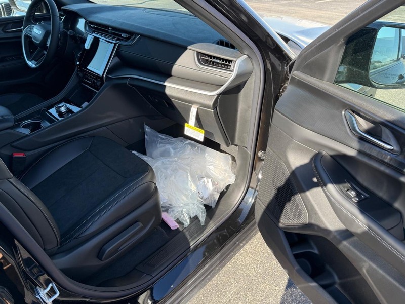 Jeep Grand Cherokee L Vehicle Full-screen Gallery Image 17