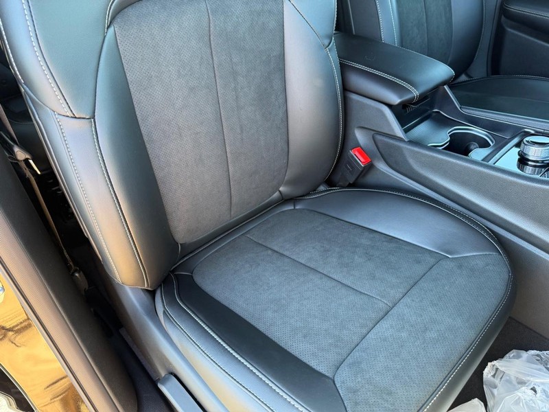 Jeep Grand Cherokee L Vehicle Full-screen Gallery Image 18