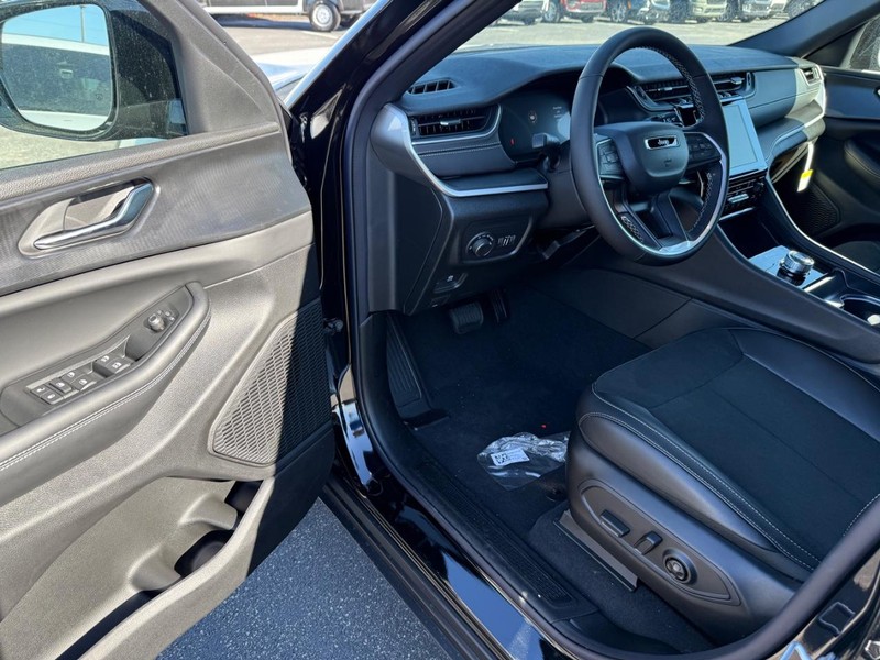 Jeep Grand Cherokee L Vehicle Full-screen Gallery Image 19