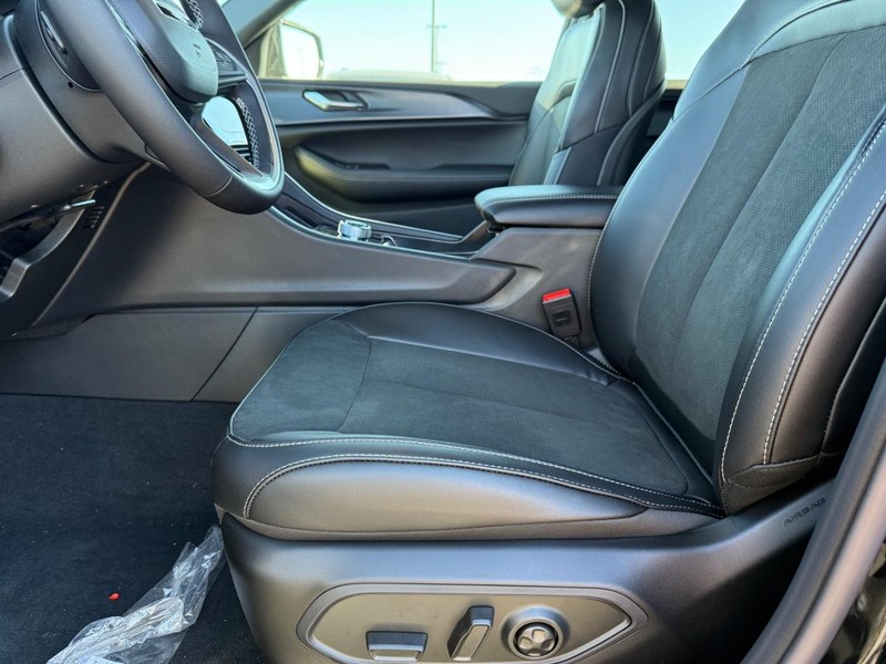 Jeep Grand Cherokee L Vehicle Full-screen Gallery Image 20