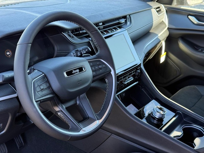 Jeep Grand Cherokee L Vehicle Full-screen Gallery Image 21