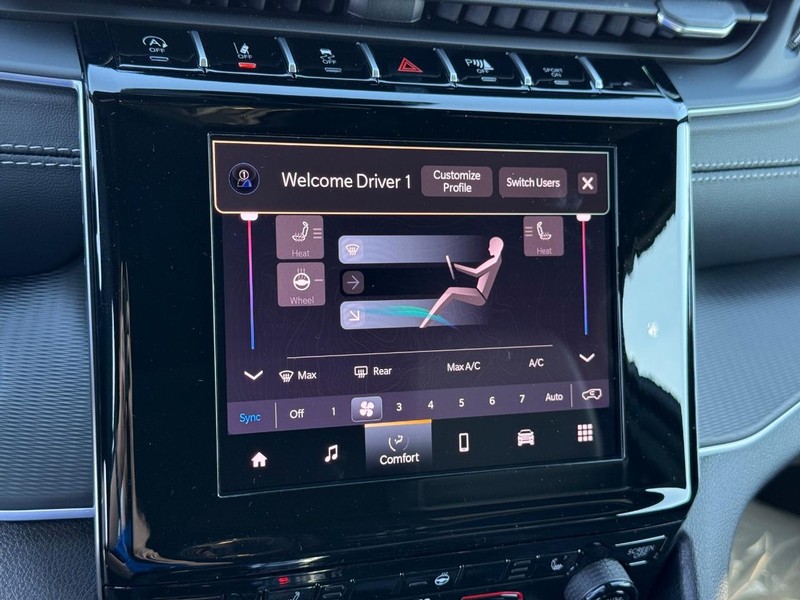 Jeep Grand Cherokee L Vehicle Full-screen Gallery Image 26