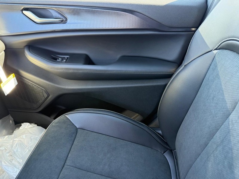 Jeep Grand Cherokee L Vehicle Full-screen Gallery Image 30