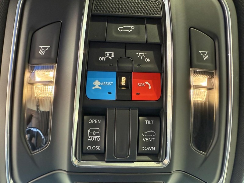 Jeep Grand Cherokee L Vehicle Full-screen Gallery Image 31