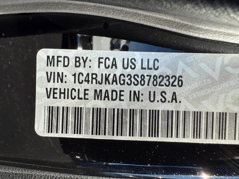 Jeep Grand Cherokee L Vehicle Full-screen Gallery Image 35