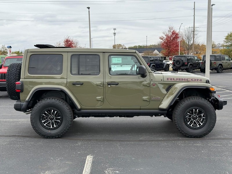 Jeep Wrangler Vehicle Full-screen Gallery Image 2
