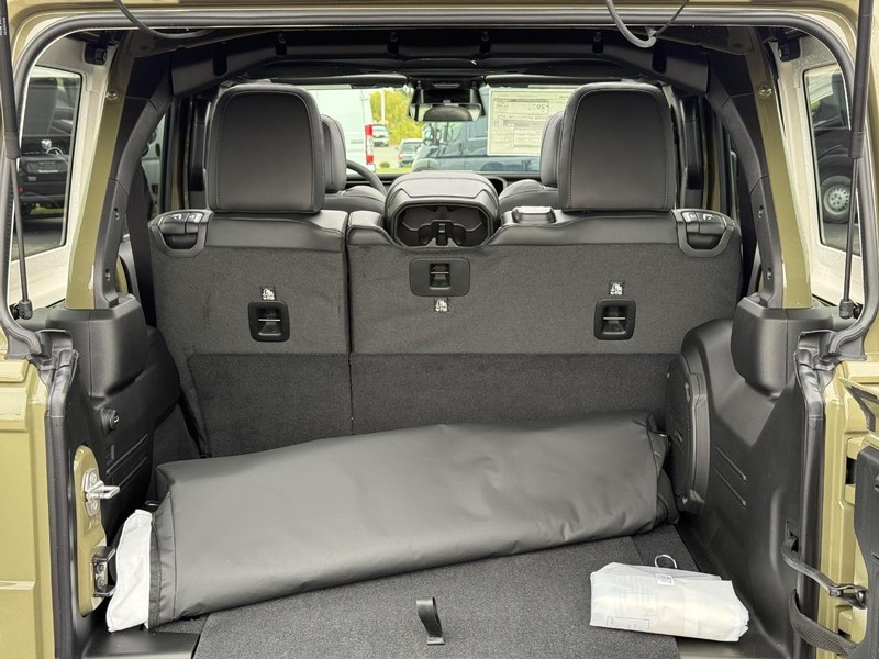 Jeep Wrangler Vehicle Full-screen Gallery Image 7