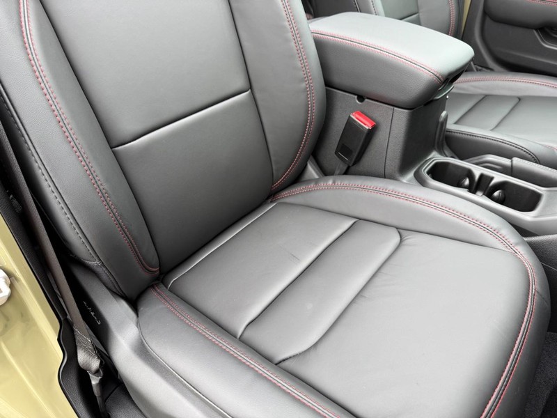 Jeep Wrangler Vehicle Full-screen Gallery Image 16