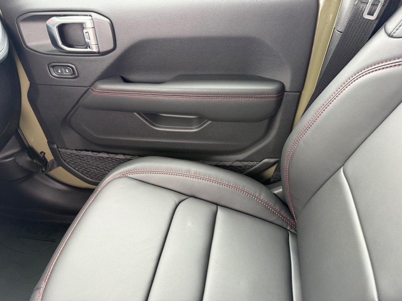 Jeep Wrangler Vehicle Full-screen Gallery Image 28