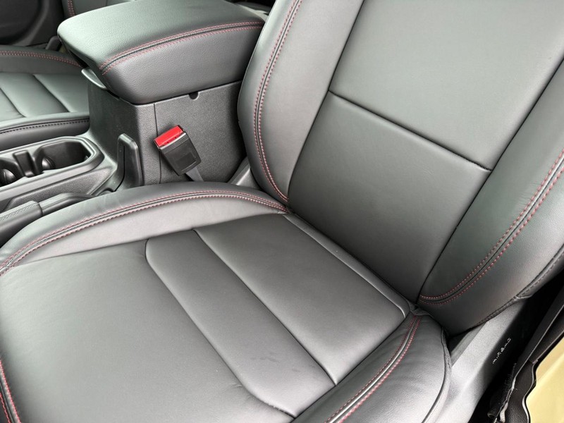 Jeep Wrangler Vehicle Full-screen Gallery Image 32