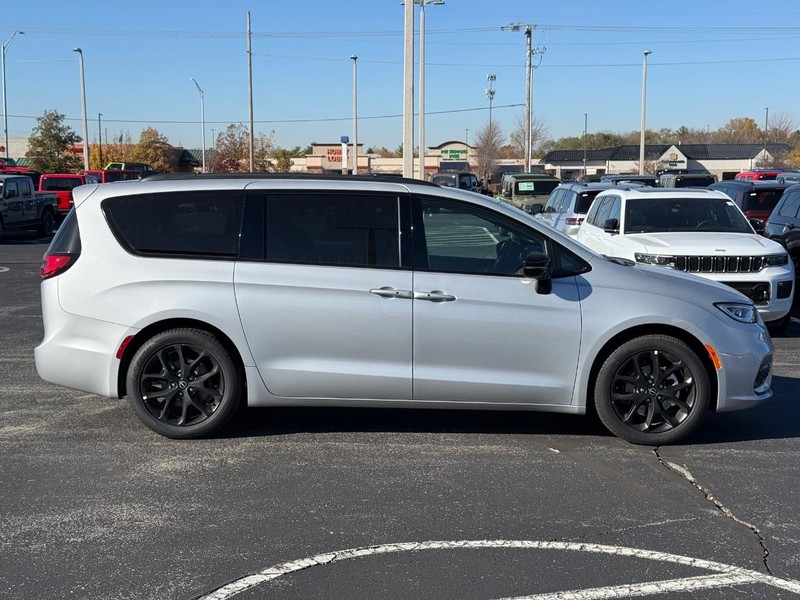 Chrysler Pacifica Vehicle Full-screen Gallery Image 2