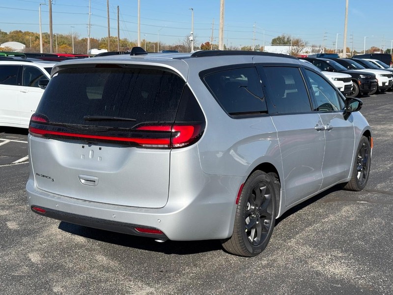 Chrysler Pacifica Vehicle Full-screen Gallery Image 3