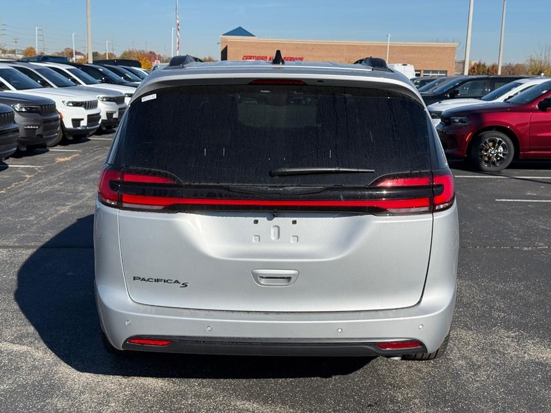 Chrysler Pacifica Vehicle Full-screen Gallery Image 4