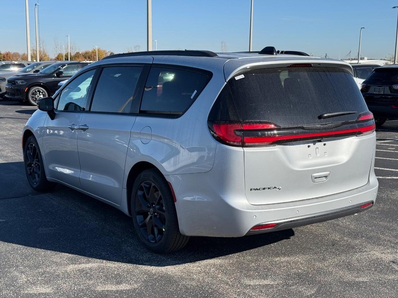 Chrysler Pacifica Vehicle Full-screen Gallery Image 5