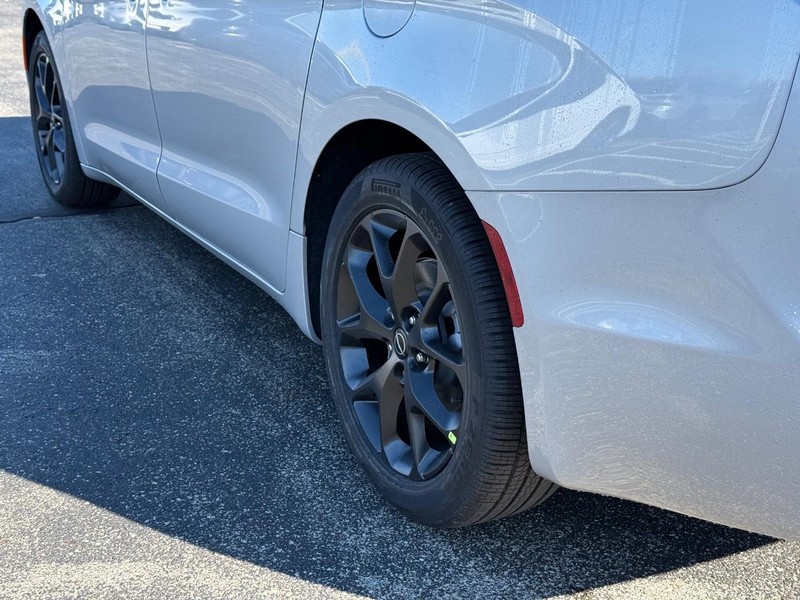 Chrysler Pacifica Vehicle Full-screen Gallery Image 6