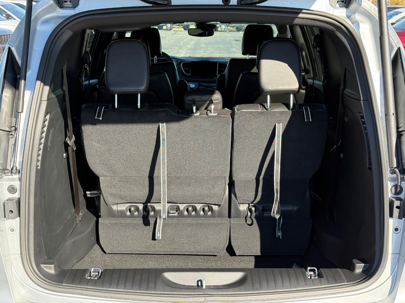 Chrysler Pacifica Vehicle Full-screen Gallery Image 7