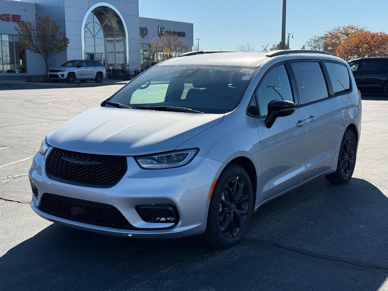 Chrysler Pacifica Vehicle Full-screen Gallery Image 9